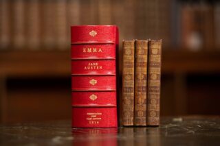 L'unica prima edizione autografata da Jane Austen di Emma, venduta a 375000 sterline Pictured: Chawton House acquires a copy of Jane Austen's novel Emma.